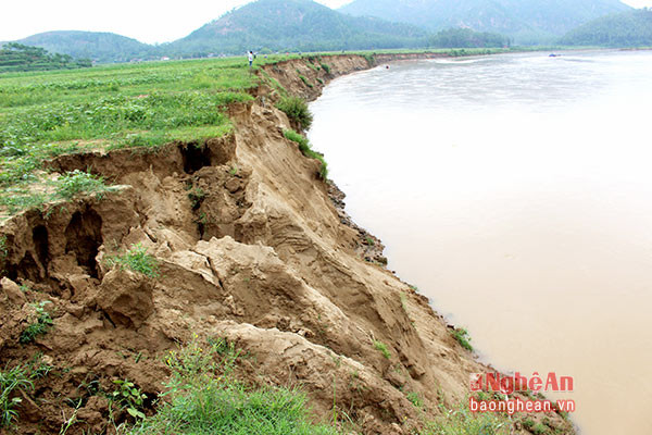 Sạt lở đất ven bờ sông Lam, ảnh tư liệu