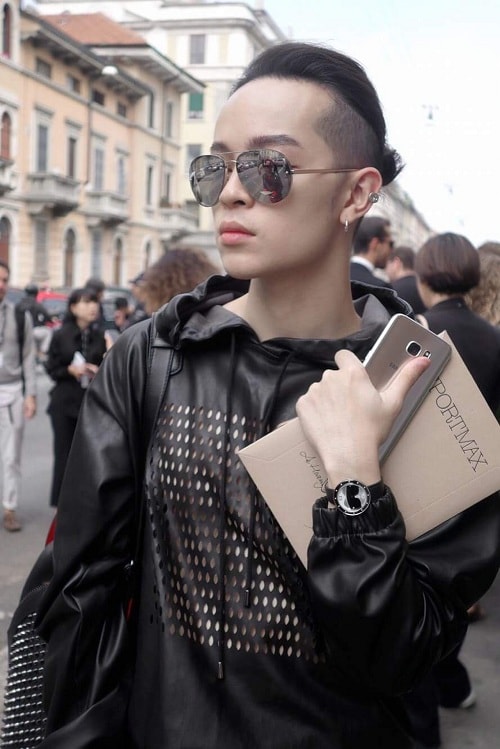Các dòng đồng hồ của Fendi luôn nhận được sự ưu ái của người nổi tiếng và tín đồ thời trang trên thế giới cũng như Việt Nam. Fashionista Kelbin Lei đeo đồng hồ My Way Karlito của Fendi do Karl Lagerfeld thiết kế tại tuần lễ thời trang Milan.