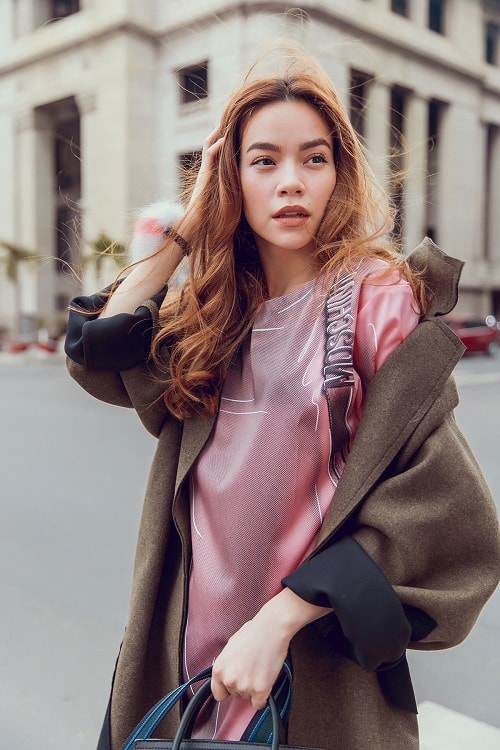Cùng là My Way Karlito nhưng Hồ Ngọc Hà đính thêm lông cáo sắc màu khi xuống phố.