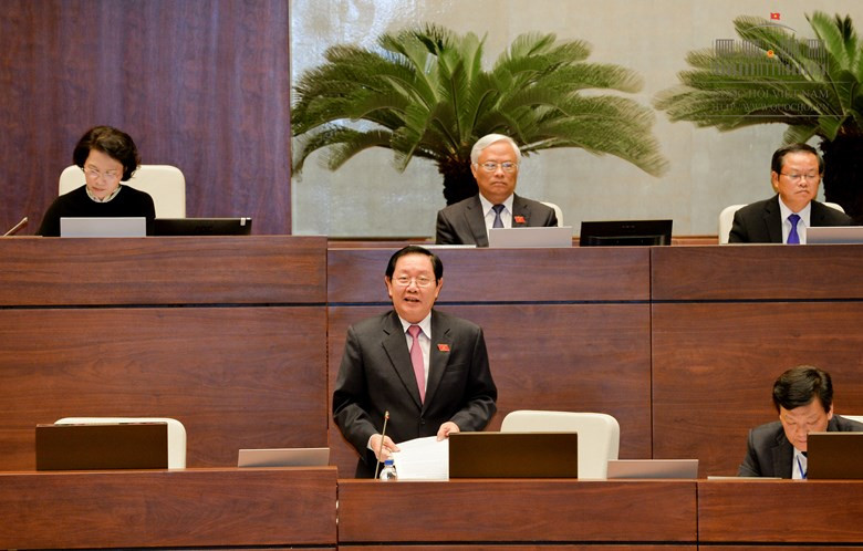 Bộ trưởng Bộ Nội vụ Lê Vĩnh Tân trả lời chất vấn đại biểu Quốc hội.