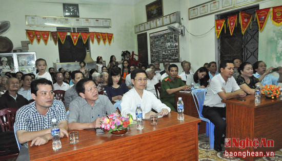 Các đồng chí lãnh đạo tỉnh và thành phố, phường tham dự ngày hội Đại đoàn kết tại khối Tân Tiến.