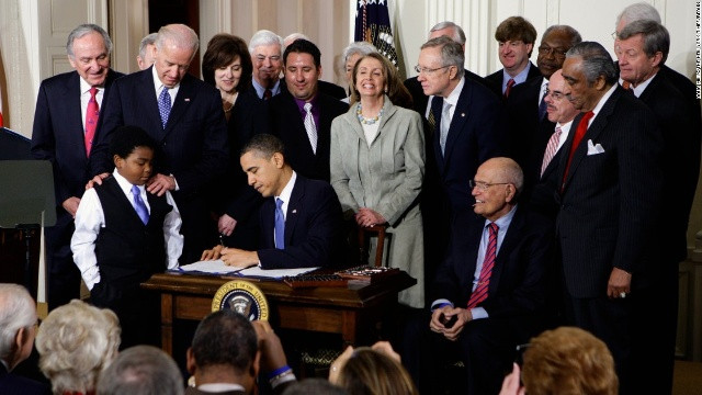 Obama ký Đạo luật chăm sóc sức khỏe hợp túi tiền - cuộc “đại tu” trong lĩnh vực chăm sóc sức khỏe của ông. Đây là sự nới rộng các biện pháp bảo đảm chăm sóc y tế lớn nhất trong hơn 40 năm qua tại Mỹ, và là bước tiến đáng kể hướng tới mục tiêu bao phủ y tế toàn dân mà mọi Tổng thống đảng Dân chủ từ thời Harry Truman nỗ lực vươn đến.