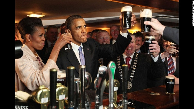 Obama và Đệ nhất phu nhân thưởng thức ly bia Guinness khi thăm quê cha đất tổ tại Moneygall, Ireland ngày 23/5/2011, Moneygall được xem là nơi chôn rau cắt rốn của một trong những cụ tổ của dòng họ Obama.