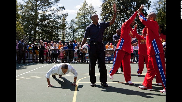 Obama thực hiện động tác chống đẩy trên sân bóng rổ Nhà Trắng ngày 9/4/2012.