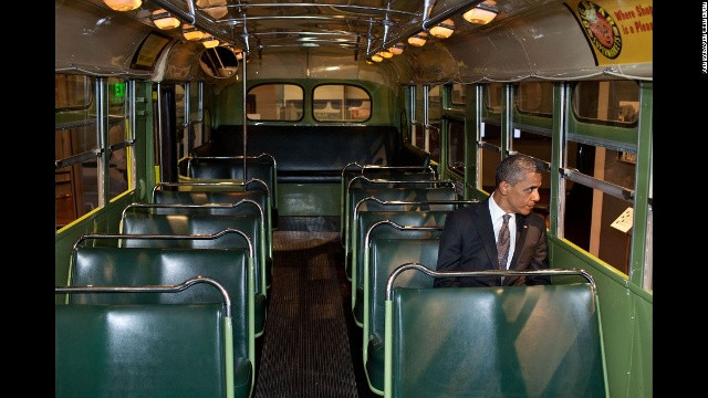 Trong một sự kiện ngày 18/4/2012, Obama ngồi nhìn ra ngoài cửa sổ của chiếc xe buýt Rosa Parks nổi tiếng được Bảo tàng Henry Ford khôi phục tại Dearborn, Michigan. Tổng thống Mỹ nói: “Tôi chỉ ngồi đó trong chốc lát và ngẫm về lòng can đảm và sự bền chí vốn là một phần trong lịch sử mới đây của chúng ta, nhưng cũng là một phần trong hàng dài những con người đôi khi vô danh, thường không viết nên những cuốn sách sử, nhưng luôn kiên định với lòng tự trọng của họ, sự chung sức để làm nên giấc mơ Mỹ”.