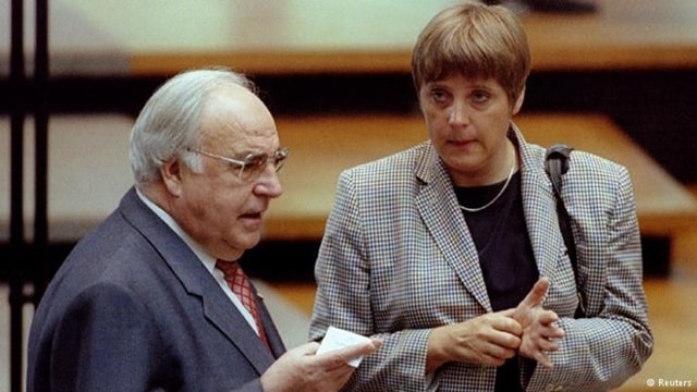 Merkel bắt đầu dấn thân vào chính trường từ năm 1989. Bà hoạt động trong Liên minh Dân chủ Thiên chúa giáo (CDU) sau khi Bức tường Berlin sụp đổ. Cựu thủ tướng Đức khi đó, ông Helmut Kohl, đã chỉ định bà vào nội các, bất chấp việc Merkel vẫn còn thiếu rất nhiều kinh nghiệm, bởi nhận ra tiềm năng ở người phụ nữ này. Ảnh: ReutersMerkel bắt đầu dấn thân vào chính trường từ năm 1989. Bà hoạt động trong Liên minh Dân chủ Thiên chúa giáo (CDU) sau khi Bức tường Berlin sụp đổ. Cựu thủ tướng Đức khi đó, ông Helmut Kohl, đã chỉ định bà vào nội các, bất chấp việc Merkel vẫn còn thiếu rất nhiều kinh nghiệm, bởi nhận ra tiềm năng ở người phụ nữ này. Ảnh: Reuters