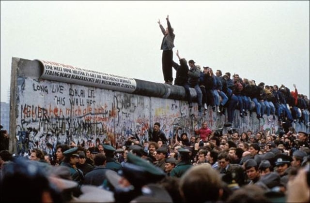 Vào đêm mà bức tường Berlin sụp đổ tháng 11/1989, Merkel, 35 tuổi, tới một phòng xông hơi. Sau đó, bà rảo bước qua bức tưởng Berlin và cùng ăn mừng một lúc với những người lạ, uống một cốc bia, sau đó trở về nhà luôn để không bị mệt khi đi làm vào ngày hôm sau. Hầu hết mọi người ở Đức đều đổ ra đường ăn mừng cả đêm hôm đó.