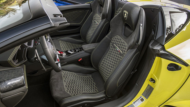Dự đoán, Lamborghini Huracan LP580-2 Spyder sẽ rẻ hơn phiên bản dẫn động 4 bánh thông thường. Tại thị trường Mỹ, Lamborghini Huracan LP610-4 Spyder có giá khởi điểm 267.545 USD.