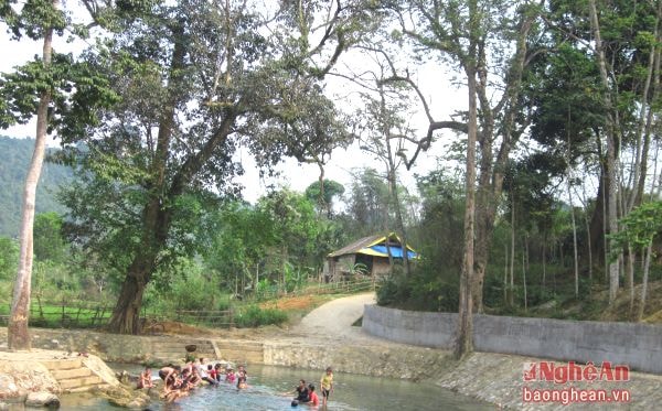 Khe nước mọc trên địa bàn huyện Con Cuông lâu nay được địa phương khai thác thàng điểm du lịch.