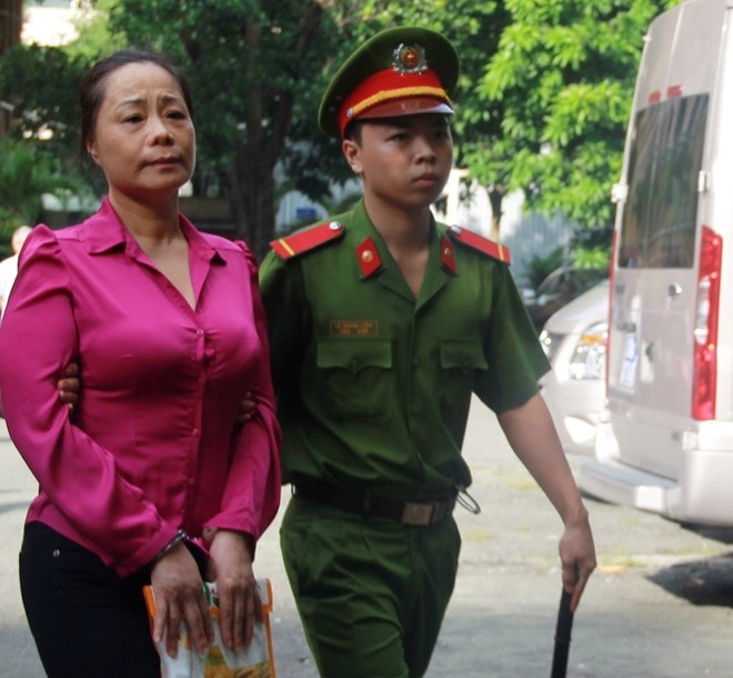 Hoa hau quy ba lua dao trieu do ra toa sang nay hinh anh 1