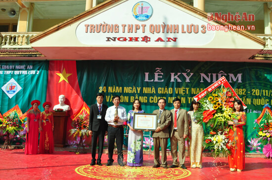 Đồng chí Nguyễn Hoàng - Phó Giám đốc Sở trao Bằng công nhận đạt chuẩn cho Trường THPT Quỳnh Lưu 3