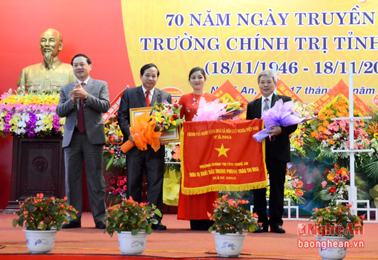 Đồng chí Lê Minh Thông- Ủy viên BTV Tỉnh ủy, Phó Chủ tịch UBND tỉnh trao Cờ thi đua của Chính phủ cho Trường Chính trị tỉnh.