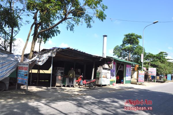 Dãy quán hàng ở xóm 7, xã Hưng Thông (Hưng Nguyên) lấn chiếm hành langan toàn giao thông đường Tỉnh lộ 542C.