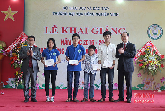 Trao học bổng cho các sinh viên vượt khó học giỏi trong năm học vừa qua