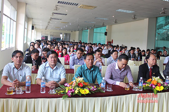 Các đại biểu và đông đảo sinh viên Trường Đại học Công nghiệp Vinh dự lễ khai giảng năm học mới.