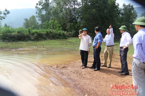 Sở nội vụ chủ trì đoàn thực địa phân định mốc ranh giới hành chính giữa các xã còn tranh chấp, ảnh tư liệu