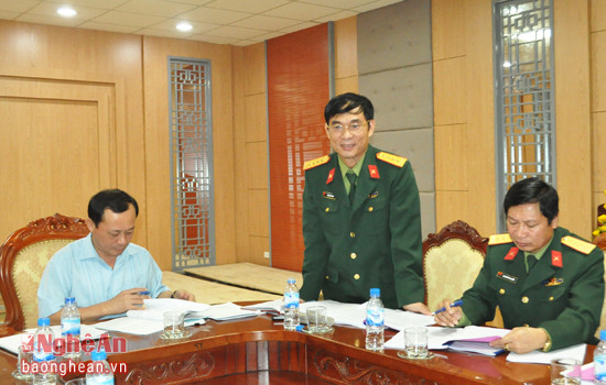 Đồng chí Trần Văn Hùng - Chỉ huy trưởng Bộ Chỉ huy Quân sự tỉnh làm rõ một số vấn đề Ban Pháp chế quan tâm