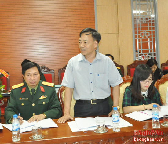 Đồng chí Trần Kim Lộc - Chánh Văn phòng HĐND tỉnh tham gia ý kiến tại cuộc thẩm tra