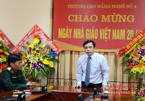 Phát biểu chúc mừng thầy cô giáo Trường Cao đẳng Nghề số 4, đồng chí Huỳnh Thanh Điền đề nghị nhà trường nghiên cứu kỹ chủ trương phát triển của tỉnh nhà, nhu cầu của thị trường để thực hiện ngày càng tốt hơn nhiệm vụ đào tạo, góp phần xây dựng tỉnh nhà.