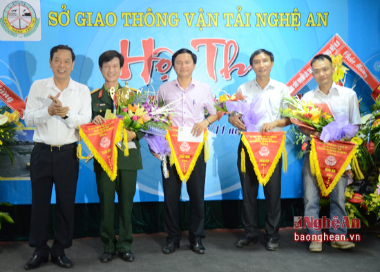 Đồng chí Nuyễn Hồng Kỳ trao giải cho các đội bóng.