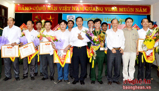 Đồng chí Nguyễn Hồng Kỳ - Ủy viên BCH Đảng bộ tỉnh, Giám đốc Sở GTVT trao giấy khen cho các thí sinh đạt giải tại Hội thi giáo viên dạy lái xe giỏi năm 2016.