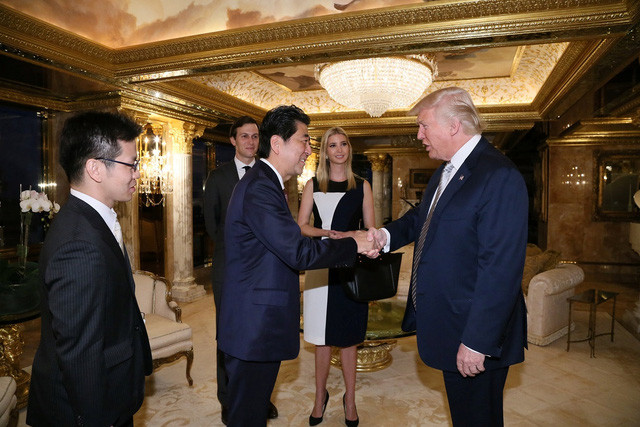 Con gái của ông Trump, Ivanka Trump, và con rể Jared Kushner cũng có mặt trong cuộc gặp mặt với Thủ tướng Shinzo Abe. (Ảnh: Reuters)