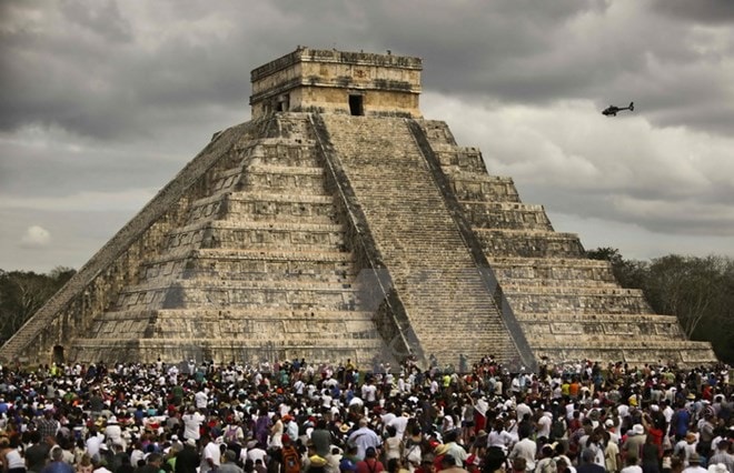 Hàng nghìn du khách thăm quan kim tự tháp Kukulkán ở thành phố cổ Chichén Itzá, bang Yucatan ngày 21/3. (Nguồn: AFP/TTXVN)