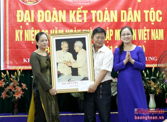 Đồng chí Trần Thị Thu Hương  trao tặng bức tranh Bác Hồ, Bác Tôn và phần quà của Tỉnh uỷ - UBND - HĐND - UBMTTQ tỉnh cho khối 14.