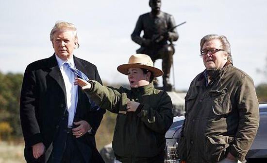 Steve Bannon (phải) sát cánh bên ông Donald Trump trong chiến dịch tranh cử. Ảnh: Sputnik.