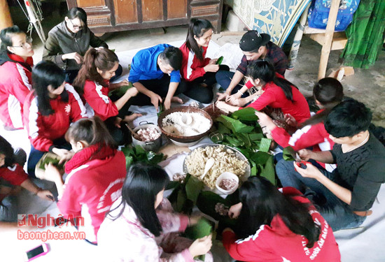 Đoàn viên thanh niên Nghệ An gói bánh chưng ủng hộ đồng bào vùng cao trong chiến dịch Xuân tình nguyện  2016. 