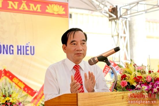 Đồng chí Hoàng Viết Đường chúc mừng thầy và trò trường THPT Đông Hiếu.
