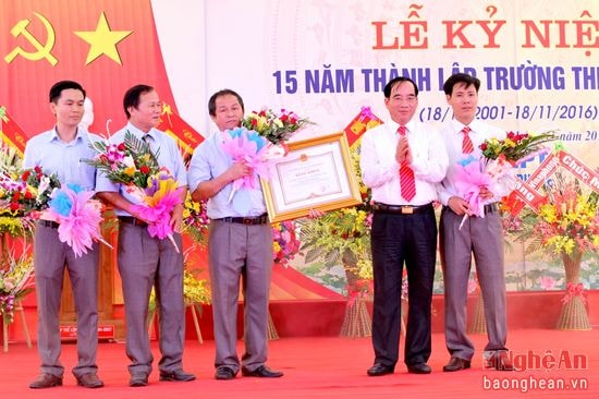 Tặng bằng khen của Chủ tịch tỉnh cho nhà trường.