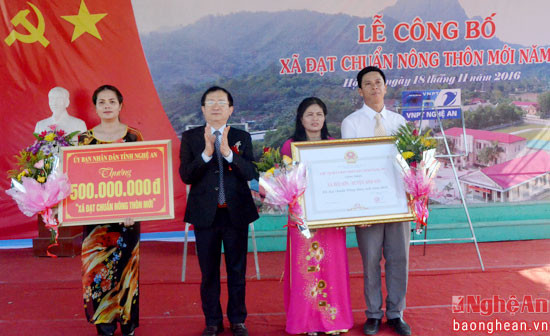 Thay mặt Chủ tịch UBND tỉnh, Đồng chí Đinh Viết Hồng- Phó chủ tịch UBND tỉnh trao bằng công nhận đạt chuẩn nông thôn mới cho xã Hội Sơn