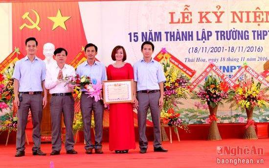Đại diện Sở GD&ĐT tỉnh tặng bằng khen của Công đoàn giáo dục Việt Nam cho Công đoàn trường THPT Đông Hiếu.