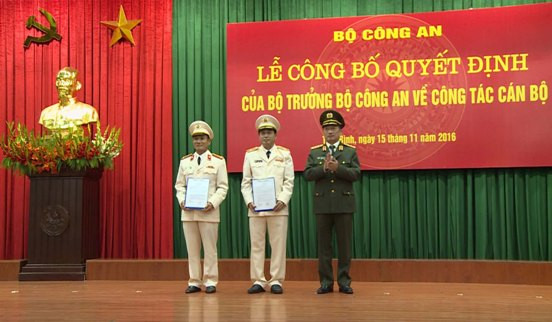 Thượng tướng Nguyễn Văn Thành đã trao quyết định của Bộ trưởng Bộ Công an cho Thiếu tướng Lê Đình Nhường và Đại tá Nguyễn Văn Minh. Ảnh Thaibinhtv.vn