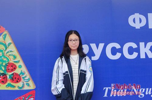 em Phan Thị Lê, học sinh lớp chuyên Nga 11C6 của trường Phan Bội Châu đã đoạt giải Khuyến khích trong cuộc thi dịch thuật “Người kể chuyện cổ tích tài hoa”