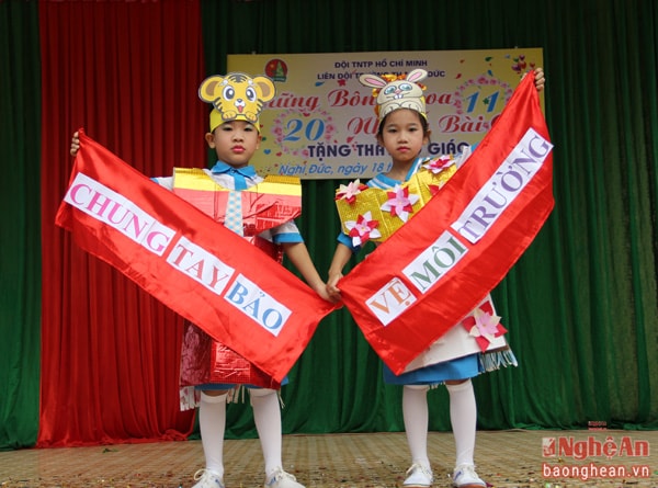 Với ý tưởng “Tiết kiệm sinh thái vì thế giới xanh sạch đẹp”, những “mẫu nhí” không chuyên của trường Tiểu học Nghi Đức đã mang đến thông điệp ý nghĩa chung tay bảo vệ môi trường, hành tinh xanh của chúng ta.