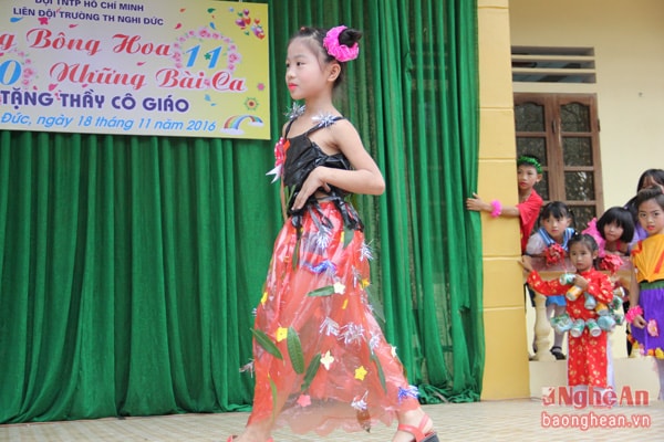 Trong những bộ váy được làm từ chất liệu ni-lon, “người mẫu nhí” này trở nên quyến rũ và cá tính với những bước chân tỏ ra rất...chuyên nghiệp. 