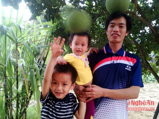 Vợ mất, thầy giáo Đào Thanh Nam phải 1 mình nuôi 2 con nhỏ.