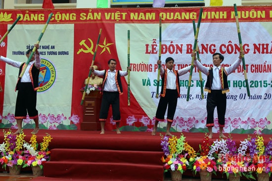 Đào Thanh Nam (ngoài cùng bên phải) tham gia tích cực các hoạt động trên cương vị bí thư đoàn trường.