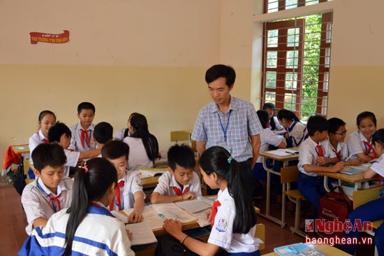 Dù khó khăn, thầy Nam luôn là 1 tấm gương sáng trong dạy học.