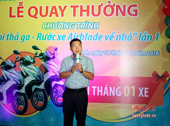 Ông Nguyễn Tuấn Anh – Phó Giám đốc Viettel Nghệ An chia sẻ ý nghĩa của chương trình nhằm tri ân khách hàng đã gắn bó với mạng di động của Viettel suốt 12 năm qua.