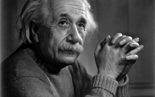 Năm 1921, Einstein dành giải Nobel Vật lý cho sự phục vụ của ông với môn Vật lý lý thuyết và khám phá về hiệu ứng quang điện. Đóng góp của ông cho nền khoa học và giáo dục thế giới có tầm ảnh hưởng lớn nhất mọi thời đại. Ngoài các lý thuyết tương đối, Einstein cũng được biết đến với những đóng góp cho sự phát triển của lý thuyết lượng tử mà ngày nay vẫn tiếp tục được dạy cho các học sinh trên toàn thế giới.