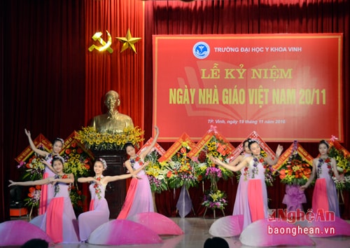 Chương trình văn nghệ chào mừng Ngày Nhà giáo Việt Nam của các em học sinh, sinh viên Trường Đại học Y khoa Vinh.