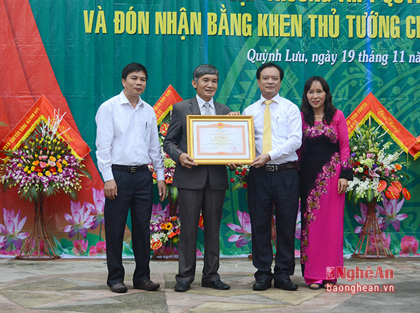 Trường vinh dự đón nhận Bằng khen của Thủ tướng Chính phủ.