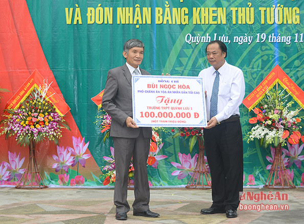 Đồng chí Lưu Đức Hòa - Phó Chánh án Tòa án Nhân dân Tối cao, cựu học sinh tặng quà cho trường THPT Quỳnh Lưu 1.