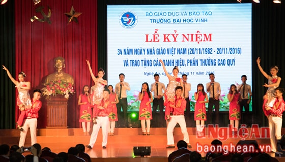 Tiết mục văn nghệ của sinh viên Nhà trường.
