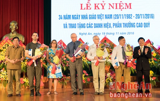 Lãnh đạo trường Đại học Vinh tặng hoa cho các giáo sư của các trường đại học và Viện hàn lâm khoa học Ba Lan đang công tác tại trường. 