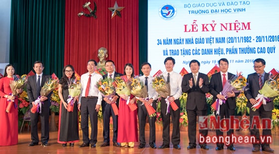 Tôn vinh các nhà giáo vừa được phong hàm giáo sư, phó giáo sư.