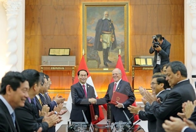 Chủ tịch nước Trần Đại Quang và Tổng thống Cộng hòa Peru Pedro Paplo Kuczynsky trao đổi các văn kiện hợp tác do các bộ, ngành hai nước ký kết. (Ảnh: Nhan Sáng/TTXVN)
